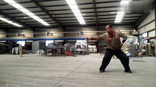 隐藏在工厂里的武术高手,即兴演练八极拳小架,你看身手不简单吧