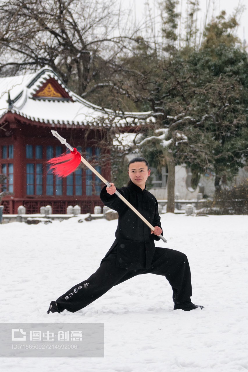 武汉东湖磨山风景区 武术家雪地中的枪术表演